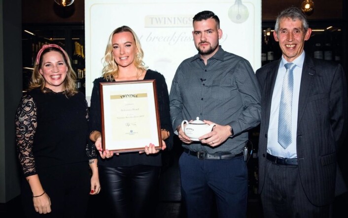 Sølv tl Britannia Hotel i Twinings Best Breakfast 2019. De som representerte Britannia var Stefi Woldseth, Vibeke Kjøl Wåde og Øyvind Tiller. Till høyre Stephen Twining. (Foto: Haugen-Gruppen) Sølv tl Britannia Hotel i Twinings Best Breakfast 2019. De som representerte Britannia var Stefi Woldseth, Vibeke Kjøl Wåde og Øyvind Tiller. Till høyre Stephen Twining. (Foto: Haugen-Gruppen)