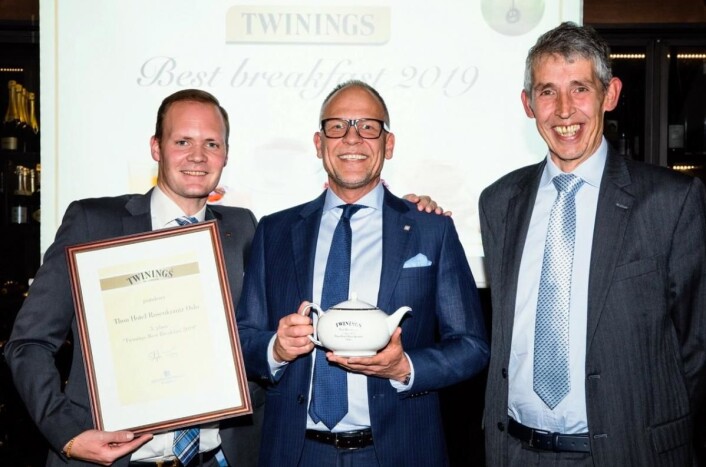 Bronse til Thon Hotel Rosenkrantz i Twinings Best Breakfast 2019. Her F&B-manager Terje Christensen og hotelldirektør Christian Arnet sammen med Stephen Twining.(Foto: Haugen-Gruppen) Bronse til Thon Hotel Rosenkrantz i Twinings Best Breakfast 2019. Her F&B-manager Terje Christensen og hotelldirektør Christian Arnet sammen med Stephen Twining.(Foto: Haugen-Gruppen)