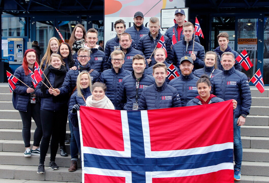 Supporter-gjengen i 2017 som var klare for å heie på det norske kokkelandslaget. Nå inviteres nok en gang lærlinger med på tur. (Foto: Sjo og Floyd) Supporter-gjengen i 2017 som var klare for å heie på det norske kokkelandslaget. Nå inviteres nok en gang lærlinger med på tur. (Foto: Sjo og Floyd)