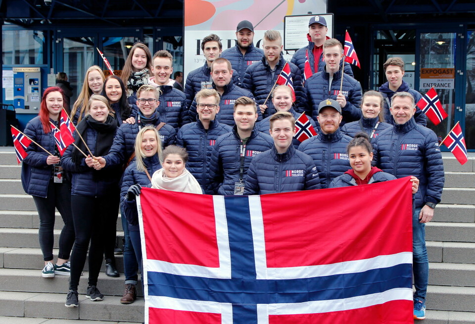 Supporter-gjengen i 2017 som var klare for å heie på det norske kokkelandslaget. Nå inviteres nok en gang lærlinger med på tur. (Foto: Sjo og Floyd)