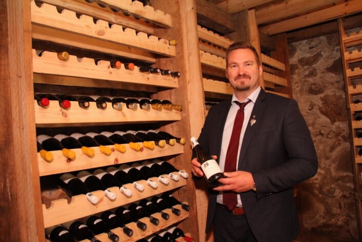 Dagfinn Galdal i vinkjelleren som er under oppbygning på Boen gård. (Foto: Morten Holt) Dagfinn Galdal i vinkjelleren som er under oppbygning på Boen gård. (Foto: Morten Holt)