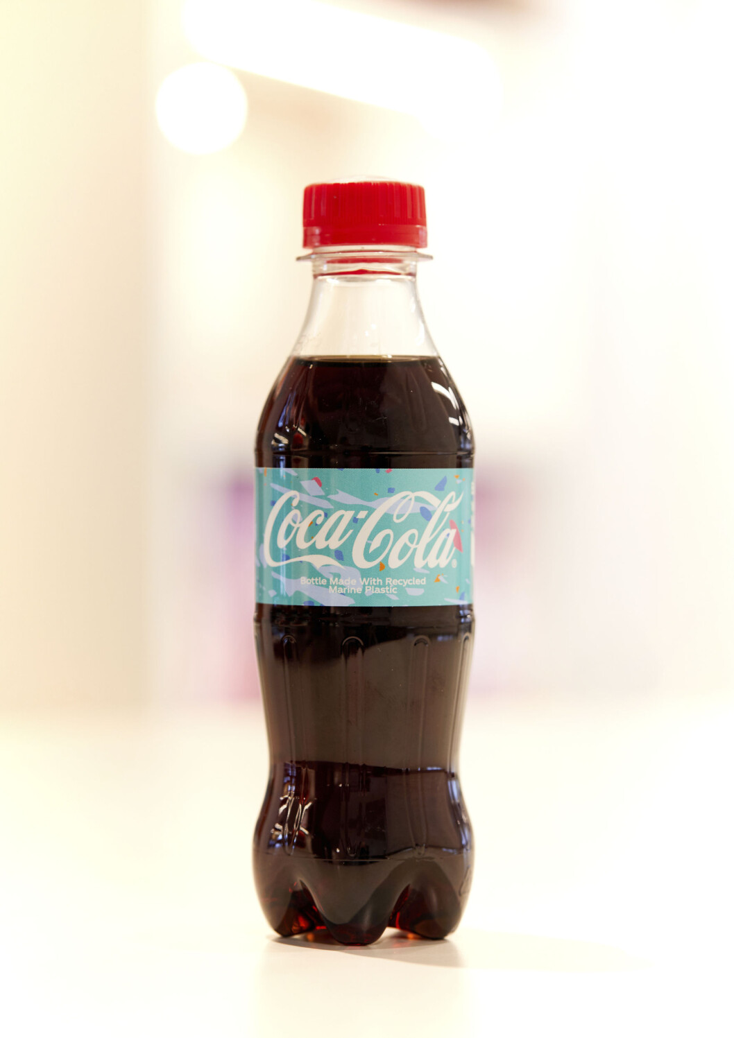 Denne flaska er produsert av plastavfall som er gjenvunnet fra havet (Foto: Coca Cola). Denne flaska er produsert av plastavfall som er gjenvunnet fra havet (Foto: Coca Cola).