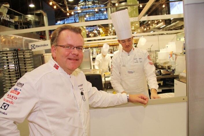 Tidligere manager for de norske kokkelandslagene, Jørn Lie (til venstre), er også med på laget på Code. Her sammen med Christer Rødseth. (Foto: Morten Holt) Tidligere manager for de norske kokkelandslagene, Jørn Lie (til venstre), er også med på laget på Code. Her sammen med Christer Rødseth. (Foto: Morten Holt)