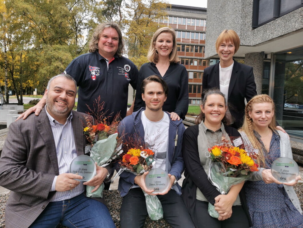 Vinnerne av NM i sunn fastfood 2019: Foran fra venstre, konsernsjef og partner i Pink Fish, Ronny Gjøse (tredjeplass), Erik Lothe Strand fra Zawai Briskeby (vinner), Vanila Bergstrøm fra Haven ved Gardermoen Flyplass (andreplass) og Oda Elisabeth Weng fra SSP. Bak fra venstre; dommertrioen; kokk Bård Greni, Anne Kristin Vie i Forbrukerrådet og Gerd Byermoen i OFG. (Foto: Karine H. Henriksen). Vinnerne av NM i sunn fastfood 2019: Foran fra venstre, konsernsjef og partner i Pink Fish, Ronny Gjøse (tredjeplass), Erik Lothe Strand fra Zawai Briskeby (vinner), Vanila Bergstrøm fra Haven ved Gardermoen Flyplass (andreplass) og Oda Elisabeth Weng fra SSP. Bak fra venstre; dommertrioen; kokk Bård Greni, Anne Kristin Vie i Forbrukerrådet og Gerd Byermoen i OFG. (Foto: Karine H. Henriksen).