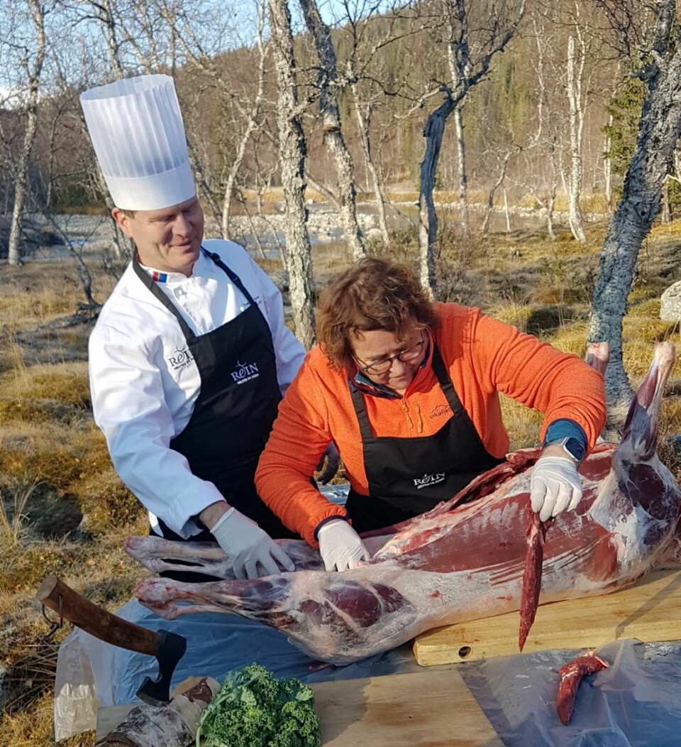 Landbruks- og matminister Olaug Bollestad var med på partering av slakt i Byrkije reinbeitedistrikt i Børgefjell. (Foto: Landbruks- og matdepartementet)