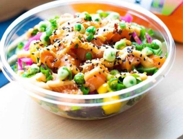 Poke Classic serveres med marinert rå laks, salat, mango agurk, syltet rødløk, vårløk, chilimajones, sesamfrø, wasabinøtter. Kunden velger selv ris, fullkornsris eller salat som base til retten. Poke Classic serveres med marinert rå laks, salat, mango agurk, syltet rødløk, vårløk, chilimajones, sesamfrø, wasabinøtter. Kunden velger selv ris, fullkornsris eller salat som base til retten.