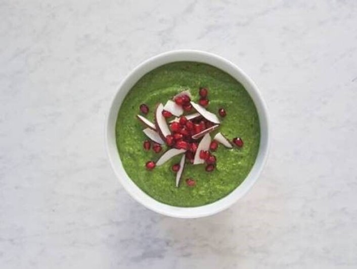 Smoothiebowl er en herlig smoothie av kokosvann, banan, avokado, eple, romanosalat, persille, koriander og pepper, Toppes den med nøtter, frø, granateple og kokosflak<em>. </em> Smoothiebowl er en herlig smoothie av kokosvann, banan, avokado, eple, romanosalat, persille, koriander og pepper, Toppes den med nøtter, frø, granateple og kokosflak<em>. </em>