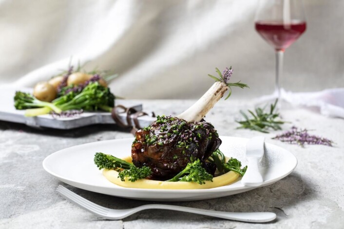 Braisert reinsdyrskank med potetkrem og brokkolini. (Oppskrift: Øyvind Bøe Dalelv/foto: Stian Broch) Braisert reinsdyrskank med potetkrem og brokkolini. (Oppskrift: Øyvind Bøe Dalelv/foto: Stian Broch)