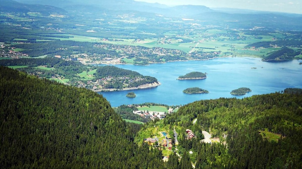 Kleivstua ligger høyt og luftig med utsikt utover Steinsfjorden, en arm av Tyrifjorden. (Foto: Kleivstua)