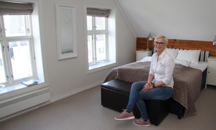 Hotelldirektør Therese Malmo i ett av rommene i Reymerts hus. (Foto: Morten Holt) Hotelldirektør Therese Malmo i ett av rommene i Reymerts hus. (Foto: Morten Holt)
