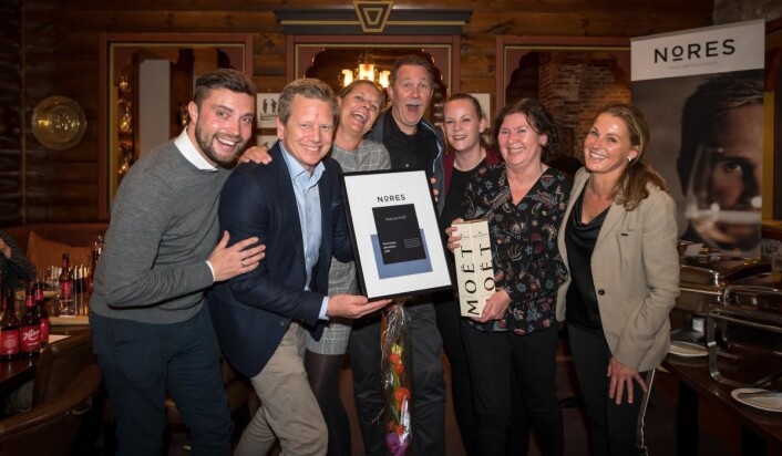  Fra kåringen av landets beste pinnekjøtt i 2019. Fra venstre Erik Strøm (Nores), Morten J. Fossmo (Nortura) Brita Hesthamar (Nortura), Martin Haugsvær (Nortura), Nina Steine (Nortura) Mona Kloster (Nortura), Cecilie F. Framholt (Nores). (Foto: Nores) Fra kåringen av landets beste pinnekjøtt i 2019. Fra venstre Erik Strøm (Nores), Morten J. Fossmo (Nortura) Brita Hesthamar (Nortura), Martin Haugsvær (Nortura), Nina Steine (Nortura) Mona Kloster (Nortura), Cecilie F. Framholt (Nores). (Foto: Nores)