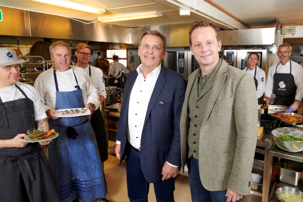 - Livet i havet er truet. Derfor må hele bransjen ta grep, sier Tor Rønhovde i 4Service til venstre og samarbeidspartner Andreas Viestad. (Foto: 4Service) - Livet i havet er truet. Derfor må hele bransjen ta grep, sier Tor Rønhovde i 4Service til venstre og samarbeidspartner Andreas Viestad. (Foto: 4Service)