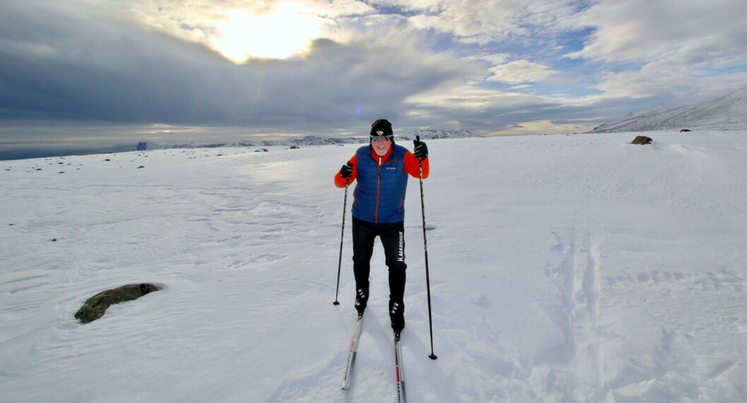 - Det er ikke kjørt opp løyper på Valdresflya ennå, men her er det natursnø, og det er fine minusgrader både i helga og neste uke, så det er fullt mulig for skientusiaster å få seg en skitur, sier PR-strateg BjørnB Jacobsen, som selv testet ski og føre på flya på sist torsdag. (Foto: DestinasjonsKirurgene) - Det er ikke kjørt opp løyper på Valdresflya ennå, men her er det natursnø, og det er fine minusgrader både i helga og neste uke, så det er fullt mulig for skientusiaster å få seg en skitur, sier PR-strateg BjørnB Jacobsen, som selv testet ski og føre på flya på sist torsdag. (Foto: DestinasjonsKirurgene)