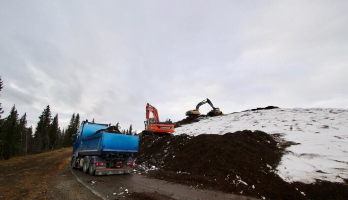 Arbeidene med å fjerne det tykke flislaget på det enorme snøfjellet ved Beitostølen stadion, startet torsdag med store anleggsmaskiner og lastebiler. Tirsdag 29. oktoiber starter mannskapene å kjøre ut snøen i løypetraseen, og lørdag åpnes den fem kilometer lange løypa for publikum. (Foto: DestinasjonsKirurgene) Arbeidene med å fjerne det tykke flislaget på det enorme snøfjellet ved Beitostølen stadion, startet torsdag med store anleggsmaskiner og lastebiler. Tirsdag 29. oktoiber starter mannskapene å kjøre ut snøen i løypetraseen, og lørdag åpnes den fem kilometer lange løypa for publikum. (Foto: DestinasjonsKirurgene)