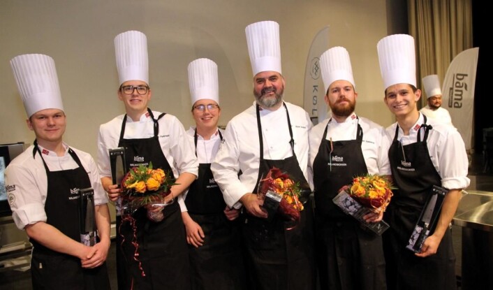 De tre beste lagene i Innlandskokken 2019. Fra venstre Simen Brendjord (commis, bronse), Nils Flatmark (bronse), Idar Martinsen (commis, gull), Rune Veslum (gull), Teodor Gubberud (sølv) og Simen Johansen (commis, sølv). (Foto: Morten Holt) De tre beste lagene i Innlandskokken 2019. Fra venstre Simen Brendjord (commis, bronse), Nils Flatmark (bronse), Idar Martinsen (commis, gull), Rune Veslum (gull), Teodor Gubberud (sølv) og Simen Johansen (commis, sølv). (Foto: Morten Holt)