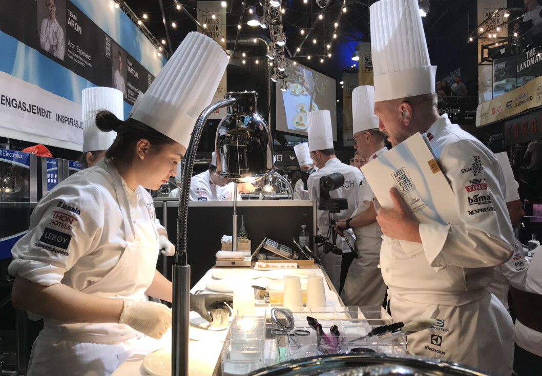 Liliana Haaland (til venstre) skal representere Norge i S. Pellegrino Young Chef. Her er hun i aksjon i Årets unge kokk 2019. Til høyre coach Bjørn Hettervik. (Foto: Morten Holt) Liliana Haaland (til venstre) skal representere Norge i S. Pellegrino Young Chef. Her er hun i aksjon i Årets unge kokk 2019. Til høyre coach Bjørn Hettervik. (Foto: Morten Holt)