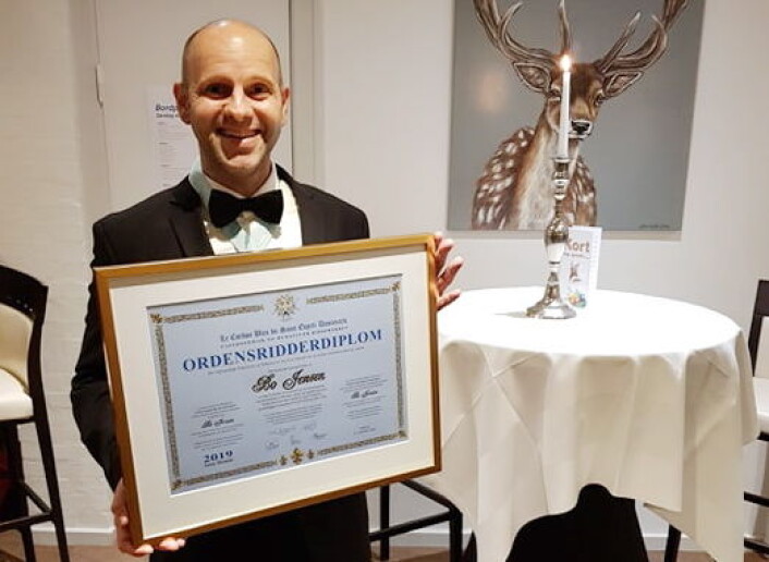 Bo Jensen med diplomet som viser at han er slått til ridder av ordenen «Le Cordon Bleu Saint Esprit Danemark». (Foto: Privat) Bo Jensen med diplomet som viser at han er slått til ridder av ordenen «Le Cordon Bleu Saint Esprit Danemark». (Foto: Privat)