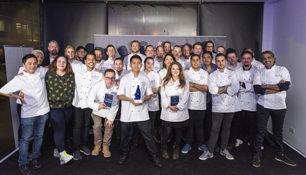 Deltakere og jury i den regionale finalen av S. Pellegrino Young Chef. Den svenske vinneren erome Ianmark Calayag i midten foran. (Foto: Arrangøren) Deltakere og jury i den regionale finalen av S. Pellegrino Young Chef. Den svenske vinneren erome Ianmark Calayag i midten foran. (Foto: Arrangøren)