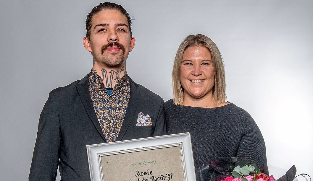 Hovmester Lene Marie Hansen og servitør og sommelier King Joey Nielsen tok imot prisen på vegne av Asia Aker Brygge. (Foto: Olav Urdahl) Hovmester Lene Marie Hansen og servitør og sommelier King Joey Nielsen tok imot prisen på vegne av Asia Aker Brygge. (Foto: Olav Urdahl)