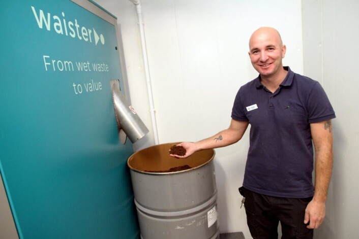 Teknisk sjef på Støtvig Hotel, Ragnar Riordan, viser hvordan matavfallet blir til et tørt pulver, som kan sammenlignes med kaffegrut. (Foto: Morten Holt) Teknisk sjef på Støtvig Hotel, Ragnar Riordan, viser hvordan matavfallet blir til et tørt pulver, som kan sammenlignes med kaffegrut. (Foto: Morten Holt)