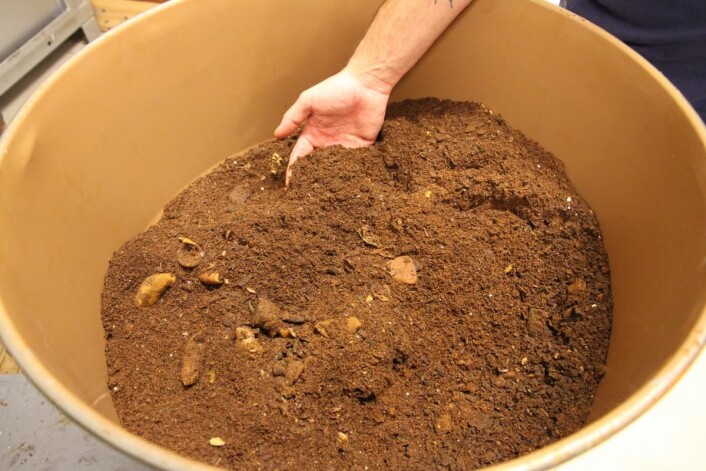 Matavfallet blir med nyvinningen Waister redusert med rundt 75 prosent. Med maskinen omdannes vått matavfall til tørt pulver, som kan minne om kaffegrut. (Foto: Morten Holt) Matavfallet blir med nyvinningen Waister redusert med rundt 75 prosent. Med maskinen omdannes vått matavfall til tørt pulver, som kan minne om kaffegrut. (Foto: Morten Holt)