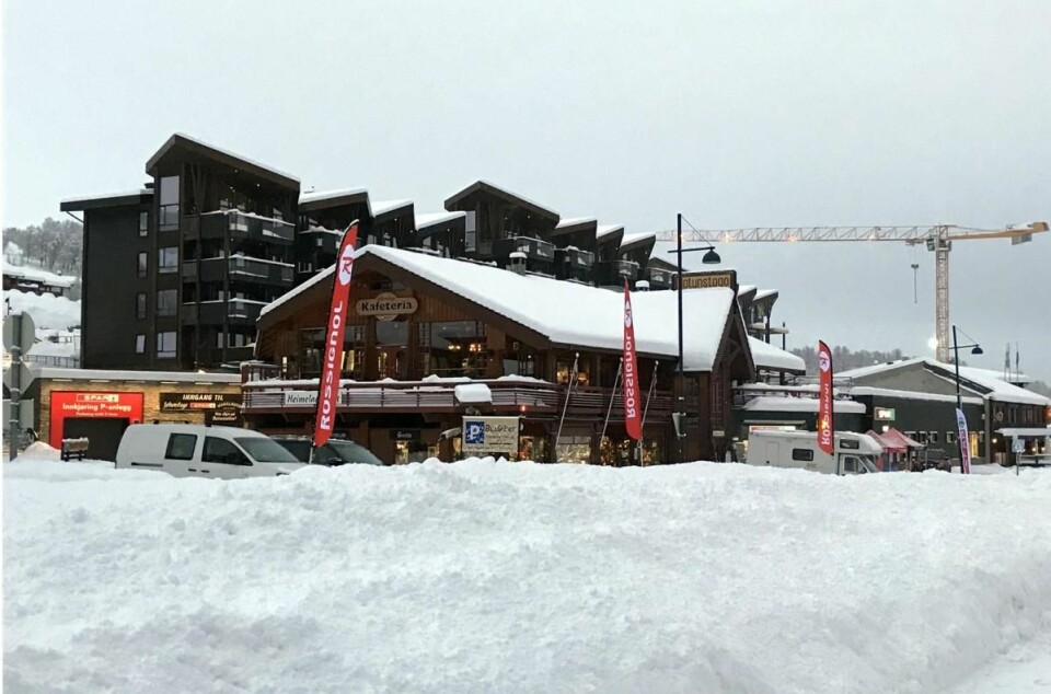Det ligger allerede godt med snø på Beitostølen. Her fra sentrum, der byggearbeidene pågår for fullt. (Foto: Morten Holt)