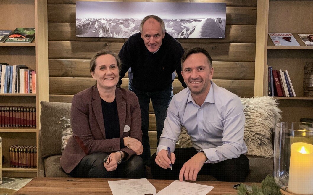 Hotelldirektør på Sagafjord Hotel, Wenke Gjørtz (fra venstre), Jon Ketil Gjørtz og administrerende direktør i Classic Norway Hotels, Terje Hatlen-Stokke. (Foto: Sagafjord Hotel) Hotelldirektør på Sagafjord Hotel, Wenke Gjørtz (fra venstre), Jon Ketil Gjørtz og administrerende direktør i Classic Norway Hotels, Terje Hatlen-Stokke. (Foto: Sagafjord Hotel)