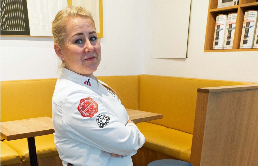 Silje Merethe Fossnes beskytter gjestene mot bakterier og kokkene mot kniver og brann. Her har hun tatt på seg både kniv og forstykke. (Foto: Georg Mathisen) Silje Merethe Fossnes beskytter gjestene mot bakterier og kokkene mot kniver og brann. Her har hun tatt på seg både kniv og forstykke. (Foto: Georg Mathisen)