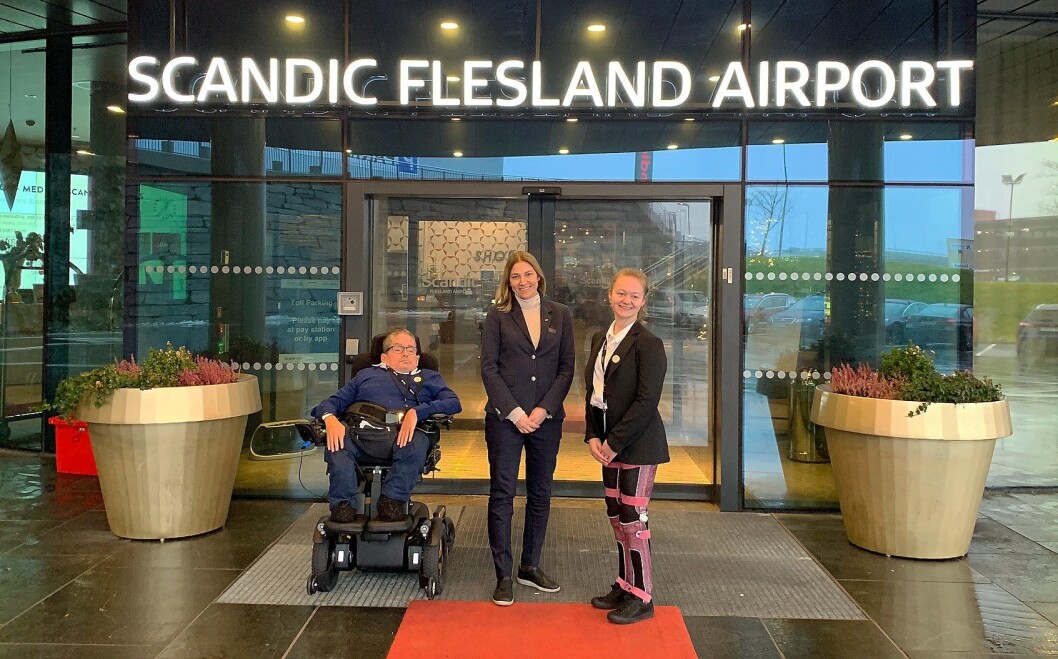 Ove Strømme (fra venstre), hotelldirektør på Scandic Flesland Airport, Birte Hevrøy, og Rikke Ullmann. (Foto: Scandic Hotels) Ove Strømme (fra venstre), hotelldirektør på Scandic Flesland Airport, Birte Hevrøy, og Rikke Ullmann. (Foto: Scandic Hotels)