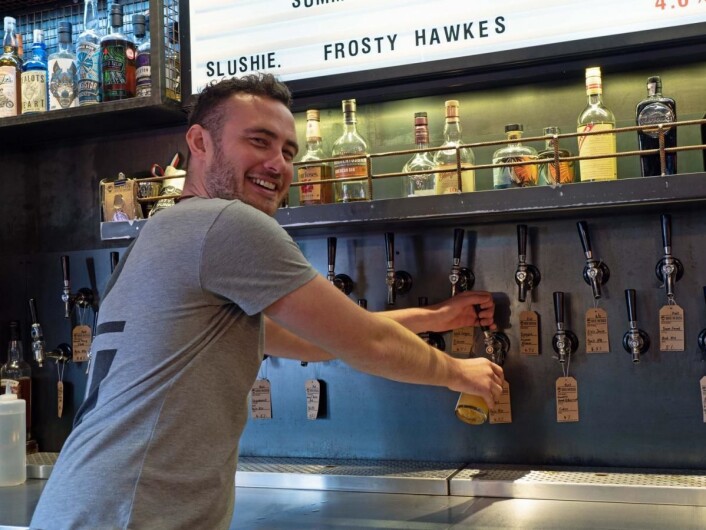 Niall Tease tapper både kjent og eksperimentelt øl på bryggeripuben Dog Tap. (Foto: Georg Mathisen) Niall Tease tapper både kjent og eksperimentelt øl på bryggeripuben Dog Tap. (Foto: Georg Mathisen)