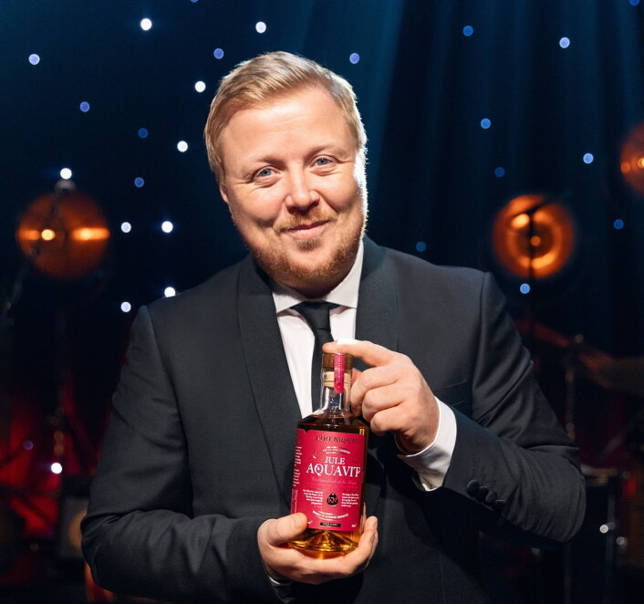 Kurt Nilsen med sin egen juleakevitt. (Foto: Solera) Kurt Nilsen med sin egen juleakevitt. (Foto: Solera)