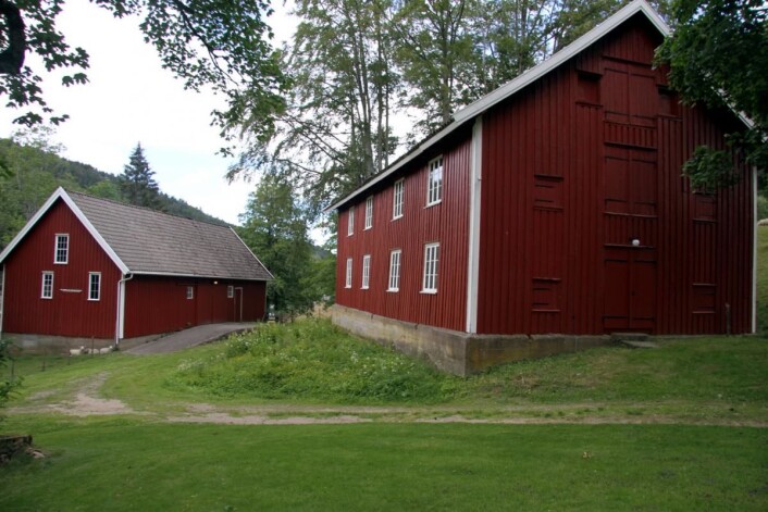 To av bygningene som nå skal bygges om, slik at de blir 28 nye sengeplasser på Boen Gård. (Foto: Morten Holt) To av bygningene som nå skal bygges om, slik at de blir 28 nye sengeplasser på Boen Gård. (Foto: Morten Holt)
