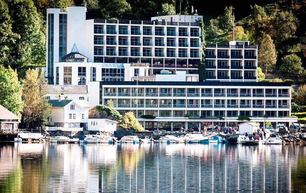 Hotell Geiranger ligger helt nede ved havet, innerst i Geirangerfjorden. Hotellet har 150 rom. (Foto: Havila Hotels) Hotell Geiranger ligger helt nede ved havet, innerst i Geirangerfjorden. Hotellet har 150 rom. (Foto: Havila Hotels)