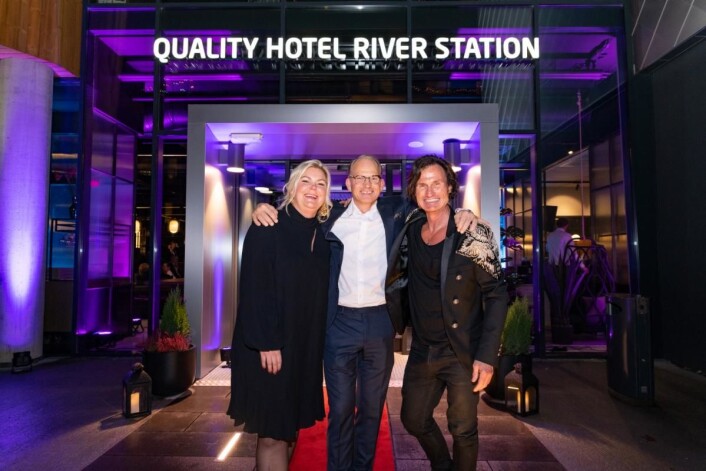 Hotelldirektør på Quality Hotel River Station, Anne-Margrethe Tveit, kan bli <strong>«</strong>Årets Hotelier» 2019. Her sammen med Torgeir Silseth, for øvrig jurymedlem, og Petter A. Stordalen under åpningen av hotellet tidligere i år. (Foto: Quality Hotels) Hotelldirektør på Quality Hotel River Station, Anne-Margrethe Tveit, kan bli <strong>«</strong>Årets Hotelier» 2019. Her sammen med Torgeir Silseth, for øvrig jurymedlem, og Petter A. Stordalen under åpningen av hotellet tidligere i år. (Foto: Quality Hotels)