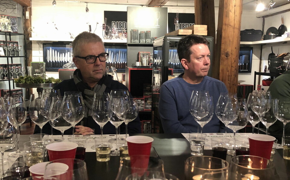 Rune Skjerdal, Culina Bergen og Lasse Nordbø, Culina Fredrikstad følger interessert med når Hilde Bugge i Sundqvist forteller om Riedel og hva som gjør disse glassene så spesielle. (Foto: Culina)