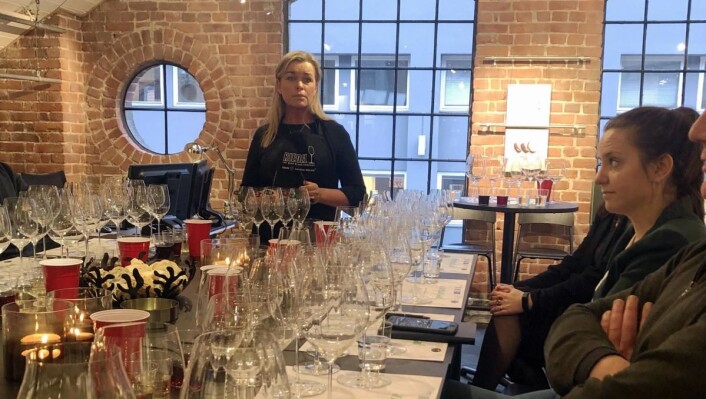 Hilde Bugge gir opplæring og forklaring på hva som gjør Riedel glassene så bra. (Foto: Culina) Hilde Bugge gir opplæring og forklaring på hva som gjør Riedel glassene så bra. (Foto: Culina)