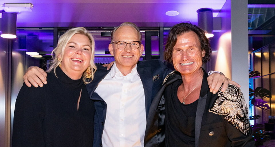 Anne-Margrethe Tveit, her sammen med Torgeir Silseth og Petter A. Stordalen i Nordic Choice Hotels, er kåret til «Årets Hotelier 2019». (Foto: Nordic Choice Hotels)