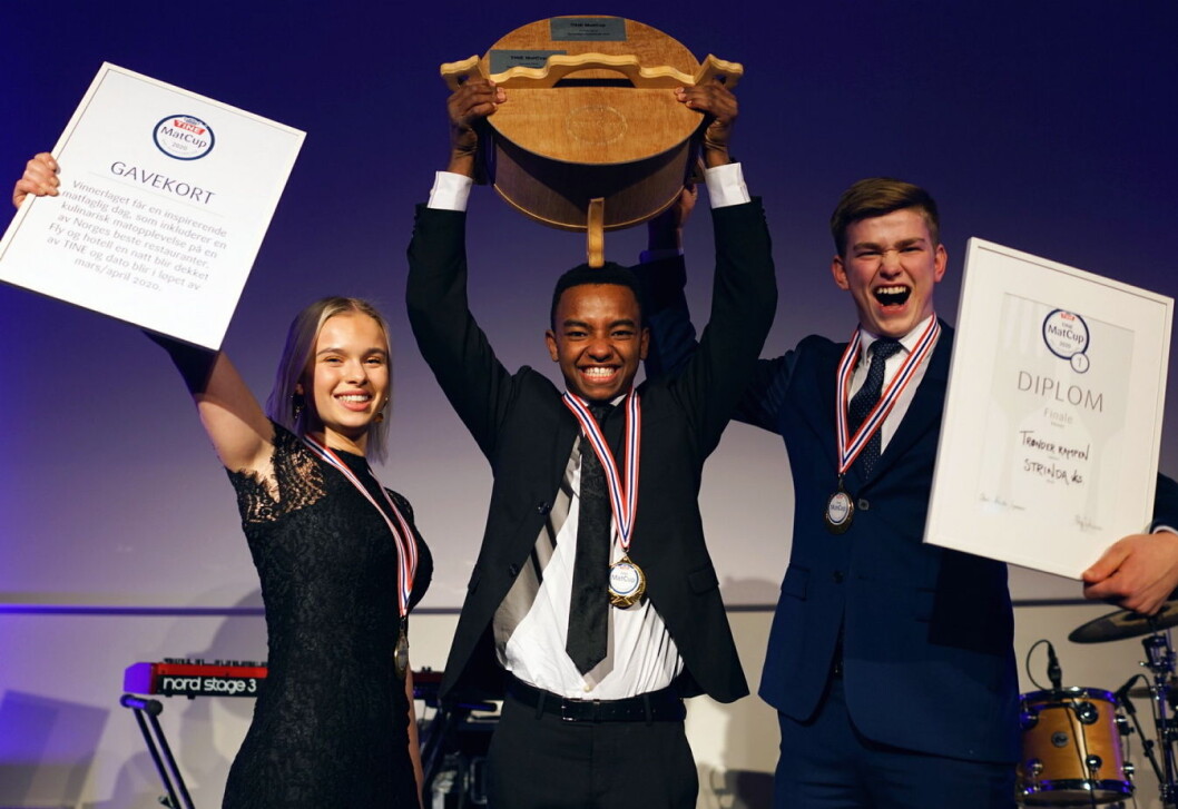 Servitør Simen Lund, kokk Melina Brekke og kokk Filip Falla fra Strinda Videregående skole er jublende glade over å ha gått helt til topps i årets Tine MatCup-finale. (Foto: Tine) Servitør Simen Lund, kokk Melina Brekke og kokk Filip Falla fra Strinda Videregående skole er jublende glade over å ha gått helt til topps i årets Tine MatCup-finale. (Foto: Tine)