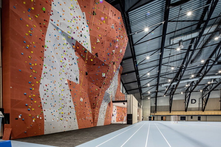 Klatrevegg på opptil 15 meters høyde og egen buldresone i Oslofjord Arena. (Foto: Oslofjord Convention Center) Klatrevegg på opptil 15 meters høyde og egen buldresone i Oslofjord Arena. (Foto: Oslofjord Convention Center)