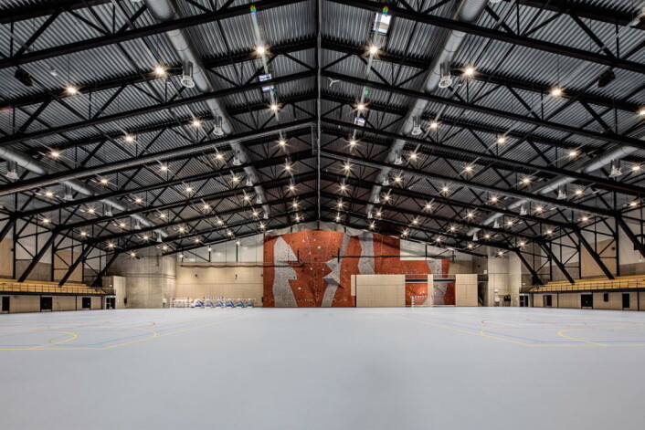 Hallen kan deles i fire, med nedsenkbare skillevegger som muliggjør parallelle arrangementer og aktiviteter. Multihallen har en gulvflate på ca. 8000 kvadratmeter. (Foto: Oslofjord Convention Center) Hallen kan deles i fire, med nedsenkbare skillevegger som muliggjør parallelle arrangementer og aktiviteter. Multihallen har en gulvflate på ca. 8000 kvadratmeter. (Foto: Oslofjord Convention Center)
