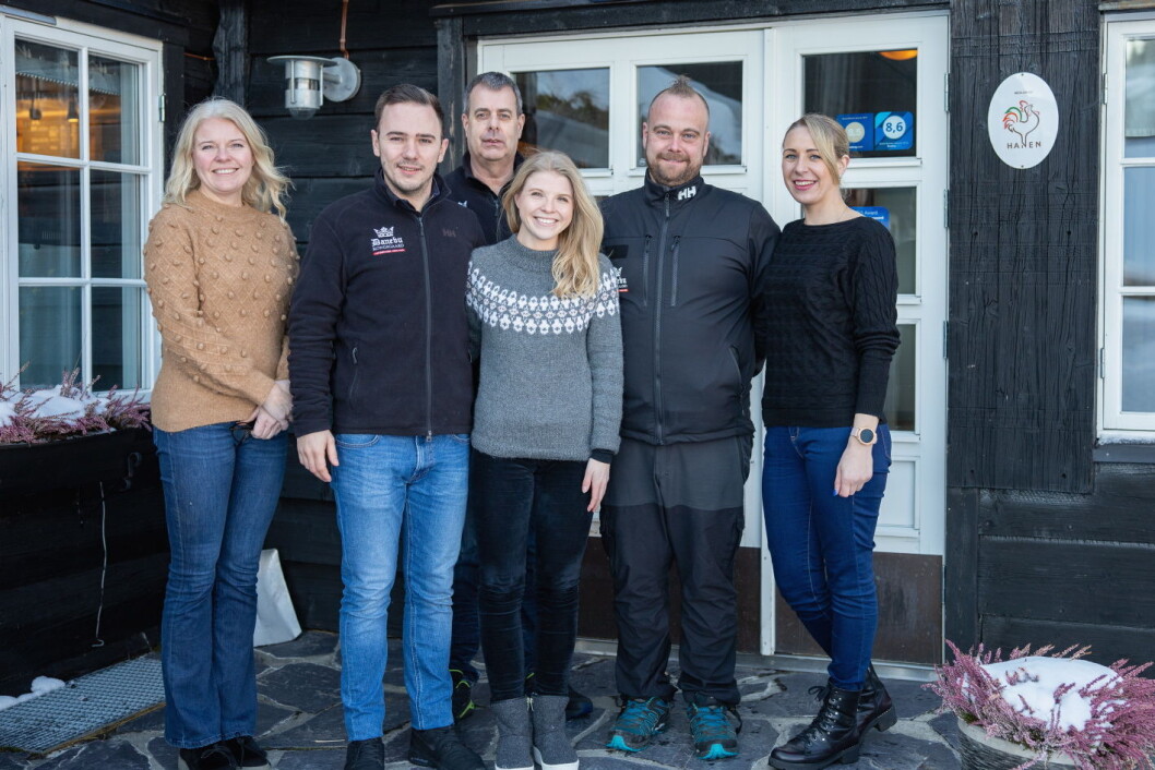 Ledergruppen på Danebu: Fra venstre Elin Tuv Sandvik (hotellsjef), Pascal Gross og Malene Tuv Sandvik (nytt vertskap), Gøran Bring (kjøkkensjef) og Rimante Matelyte (romansvarlig). Bakerst: Robert Medik (salgsansvarlig). (Foto: Danebu) Ledergruppen på Danebu: Fra venstre Elin Tuv Sandvik (hotellsjef), Pascal Gross og Malene Tuv Sandvik (nytt vertskap), Gøran Bring (kjøkkensjef) og Rimante Matelyte (romansvarlig). Bakerst: Robert Medik (salgsansvarlig). (Foto: Danebu)