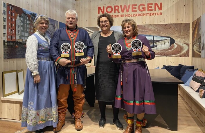 Nina Sundqvist, Matmerk, Knut Tørresdal fra Rørosrein, landbruks- og matminister Olaug Bollestad og Eva Nordfjell fra Rørosrein. Under tildeling av Spesialitet på åpningen av Grune Woche i Berlin. (Foto: Matmerk) Nina Sundqvist, Matmerk, Knut Tørresdal fra Rørosrein, landbruks- og matminister Olaug Bollestad og Eva Nordfjell fra Rørosrein. Under tildeling av Spesialitet på åpningen av Grune Woche i Berlin. (Foto: Matmerk)