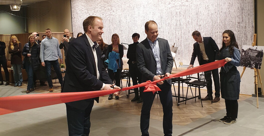 Frode Åkerland, prosjektleder for renovering på Scandic Victoria Lillehammer (t.v.) og Erik Fostervoll, hotelldirektør på Scandic Victoria Lillehammer (t.h.), klipper snoren under åpningen. (Foto: Scandic Hotels) Frode Åkerland, prosjektleder for renovering på Scandic Victoria Lillehammer (t.v.) og Erik Fostervoll, hotelldirektør på Scandic Victoria Lillehammer (t.h.), klipper snoren under åpningen. (Foto: Scandic Hotels)