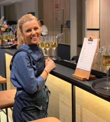 Dima Ivanova, servitør på Scandic Victoria Lillehammer på åpningsdagen. (Foto: Scandic Hotels) Dima Ivanova, servitør på Scandic Victoria Lillehammer på åpningsdagen. (Foto: Scandic Hotels)