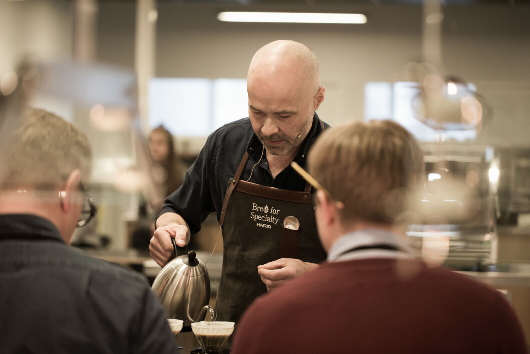 Kaffe-NM arrangeres på Smak 2020. Her er tidligere VM-vinner i World Brewers Cup, Odd-Steinar Tøllefsen, i aksjon. (Foto: Agnor Bertheussen, arkiv) Kaffe-NM arrangeres på Smak 2020. Her er tidligere VM-vinner i World Brewers Cup, Odd-Steinar Tøllefsen, i aksjon. (Foto: Agnor Bertheussen, arkiv)