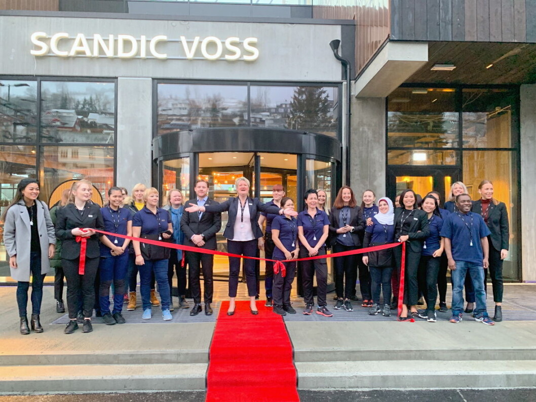 Scandic Voss har åpnet. Her er hotelldirektør Berit Lunde og mange av de ansatte under åpningen. (Foto: Scandic Hotels) Scandic Voss har åpnet. Her er hotelldirektør Berit Lunde og mange av de ansatte under åpningen. (Foto: Scandic Hotels)