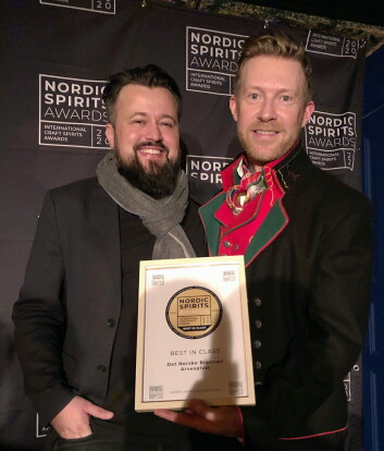 Eksportsjef i Det Norske Brenneri, Jarle Nereng, mottok gullmedaljen og prisene til Arvesølvet Aquavit fra arrangør Lars Bjerregaard i Nordic Spirits Award. (Foto: Det Norske Brenneri) Eksportsjef i Det Norske Brenneri, Jarle Nereng, mottok gullmedaljen og prisene til Arvesølvet Aquavit fra arrangør Lars Bjerregaard i Nordic Spirits Award. (Foto: Det Norske Brenneri)