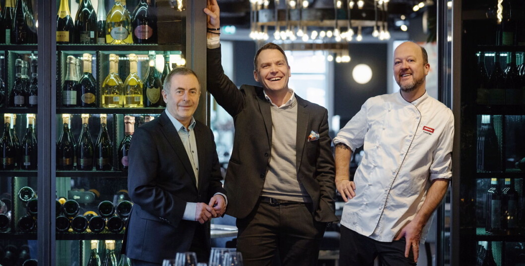 I disse dager kan denne trioen feire Bølgen & Mois 25-års-jubileum, her foran restauranten på Gimle. Fra venstre: Harald Berger, Toralf Bølgen og Trond Moi. (Foto: Bølgen & Moi) I disse dager kan denne trioen feire Bølgen & Mois 25-års-jubileum, her foran restauranten på Gimle. Fra venstre: Harald Berger, Toralf Bølgen og Trond Moi. (Foto: Bølgen & Moi)