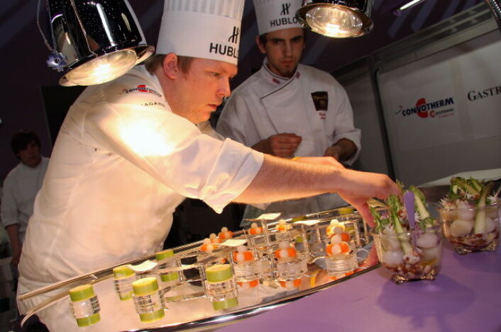 Gunnar Hvarnes tok sølv i Bocuse d'Or Europe i Sveits i 2010 og bronse i Bocuse d'Or i 2011. Her sammen med commis i de to konkurransene, Filip August Bendi. (Foto: Heidi Fjelland, arkiv) Gunnar Hvarnes tok sølv i Bocuse d'Or Europe i Sveits i 2010 og bronse i Bocuse d'Or i 2011. Her sammen med commis i de to konkurransene, Filip August Bendi. (Foto: Heidi Fjelland, arkiv)