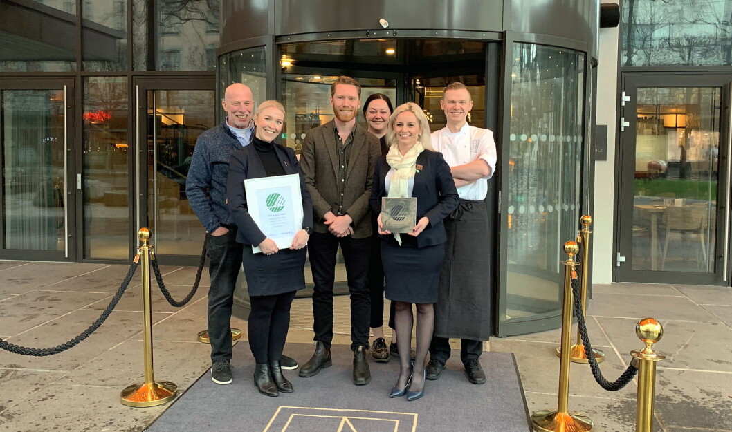 Svanemerket til Hotel Norge by Scandic med hotelldirektør Lise Solheim i spissen. (Foto: Scandic Hotels) Svanemerket til Hotel Norge by Scandic med hotelldirektør Lise Solheim i spissen. (Foto: Scandic Hotels)